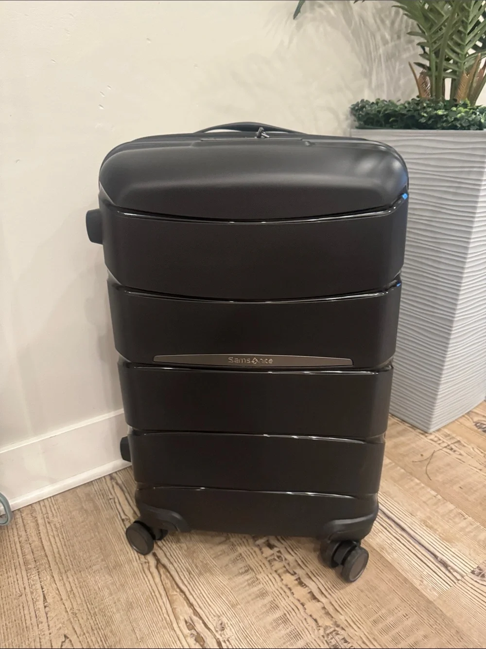 Samsonite Outline Pro Expandable Carry On Spinner Suitcase Luggage carry…